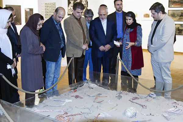 ظریف در نیاوران به تماشای هنر های معاصر تجسمی افغانستان نشست